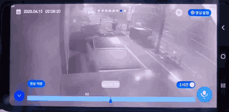 16일 오전 2시쯤 서울 강남구 논현동에서 지나가던 한 남성이 모 병원 소유의 테슬라 사이버트럭을 발로 차 파손시켰다. /병원 SNS 캡처