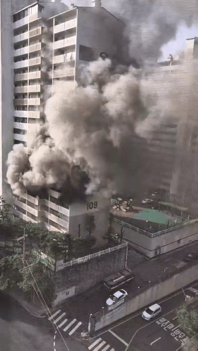 21일 오전 화재가 발생한 서울 관악구 봉천동 아파트. 독자 제공