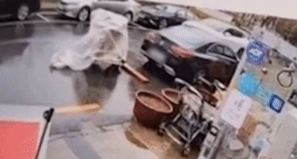 지난 12일 경기 안산시 상록구 한 골목에서 도로를 지나던 흰색 SUV 차량이 강풍으로 인해 도로로 밀려 나온 한 리어카와 충돌하는 사고가 발생했다. 영상은 유튜브 채널 '한문철TV' 캡처. [영상=유튜브 '한문철TV']