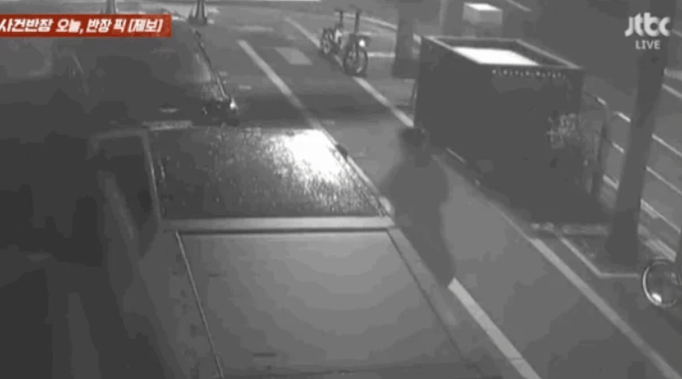 지난 15일 오전 2시께 서울 강남구 논현동에서 한 남성이 길가에 주차된 테슬라 사이버트럭에 발길질을 하는 모습이 폐쇄회로(CC)TV에 포착됐다. [JTBC ‘사건반장’ 갈무리]