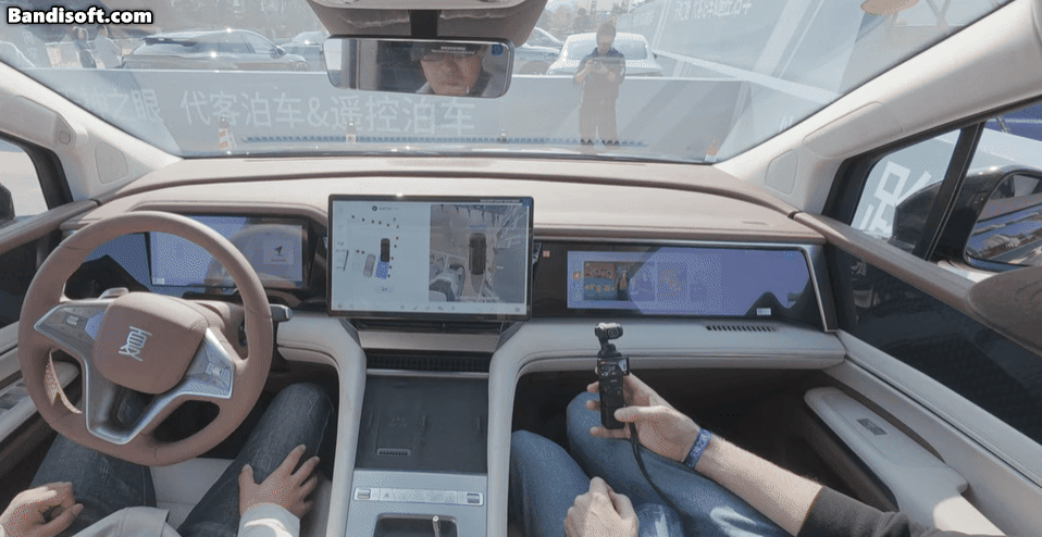 중국 전기차업체 비야디(BYD)의 차량이 고급운전자지원시스템(ADAS) ‘신의눈(天神之眼·God’s eye)’을 이용해 원격 주차를 하는 모습. [유튜브 갈무리]