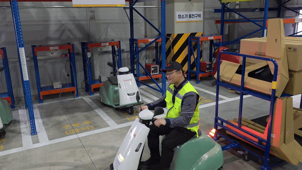 [시흥=뉴시스] 박현준 기자 = 한국토요타자동차 부품물류센터에서 작업자가 전동운반 장치 '구루루'를 운행하고 있는 모습. 2025.04.17 parkhj@newsis.com *재판매 및 DB 금지
