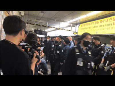 22일 오전 8시 서울 지하철 4호선 혜화역에서 전장연 측이 강제 퇴거 당하고 있다. /페이스북 캡처