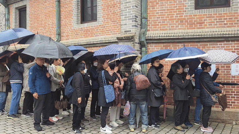 명동대성당에 추모하러 온 시민 행렬이 이어지는 모습. /영상=이민형 기자