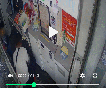 지난 20일 서울 성북구 종암동 한 무인가게에서 부자(父子) 손님이 가게 바닥에 버려진 쓰레기를 치우고 있는 모습. 자영업자 온라인 커뮤니티 아프니까 사장이다 홈페이지 캡처