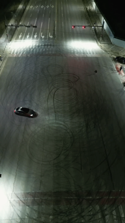 교차로 가운데서 드리프트 주행을 하는 일당 [경기남부경찰청 제공. 재판매 및 DB 금지]