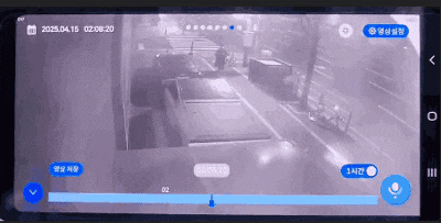 지난 15일 오전 2시쯤 30대 중국인 관광객이 서울 강남구 논현동에서 모 병원 소유의 사이버트럭을 발로 차 사이드미러를 부수고 달아나고 있다. /병원 스레드