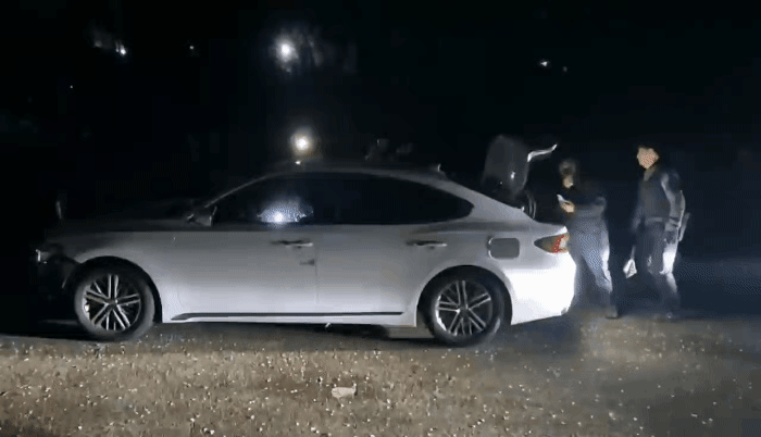 지난 22일 A씨가 타고 있는 차량의 창문을 부수고 있는 경찰 특공대. 경기남부경찰청 제공