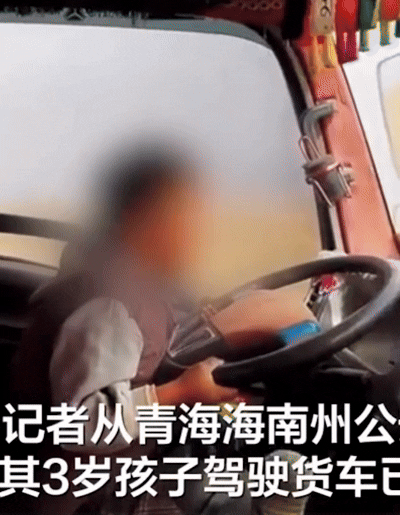 어린아이가 대형 화물차의 운전대를 잡고 몰고 있는 모습. [신경보]