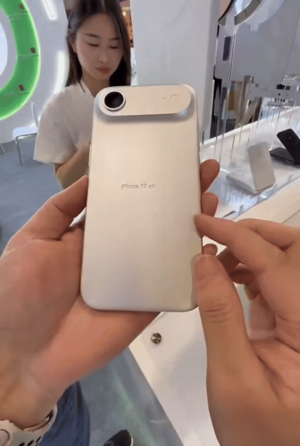 [서울=뉴시스] IT 팁스터(정보유출자) 마인부우는 전날 엑스(X·옛 트위터)를 통해 "중국의 한 매장에서 내가 제공한 CAD 모델을 활용해 아이폰 17 시리즈의 실물 모형을 전시하고 있다"며 관련 영상을 게재했다.  (사진= @MajinBuOfficial 엑스 캡처 ) 2025.04.22. photo@newsis.com *재판매 및 DB 금지