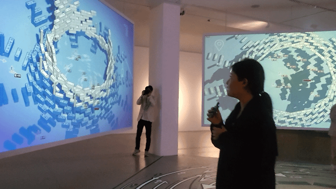 [사진=박현주미술전문기자] 송예환, 〈인터넷 지도> 동시대의 인터넷 환경을 거시적 관점에서 보여주며, 제한되고 왜곡된 정보를 제공하는 빅테크 기업의 거대 플랫폼에서 사용자가 어떻게 탐색의 권리를 잃고 수동적인 존재로 변해가는지를 이야기한다. *재판매 및 DB 금지