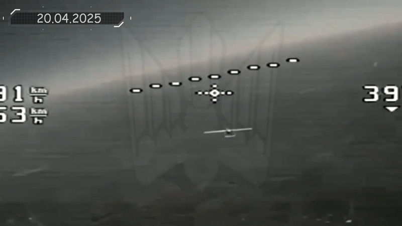 우크라이나의 드론이 러시아의 ‘포르포스트-R’ 드론을 공격하고 있다. 출처=로버트 브로우디 텔레그램