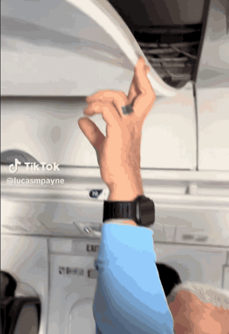 보잉 717 항공편 사고는 온라인 커뮤니티와 사회관계망서비스(SNS)에 올라오면서 파장이 커지고 있다. 한 인플루언서가 공유한 영상에는 승객들이 비행 중 천장을 붙잡고 있는 모습이 담겼다. 해당 영상은 20만회 이상의 조회 수를 기록했다. 틱톡