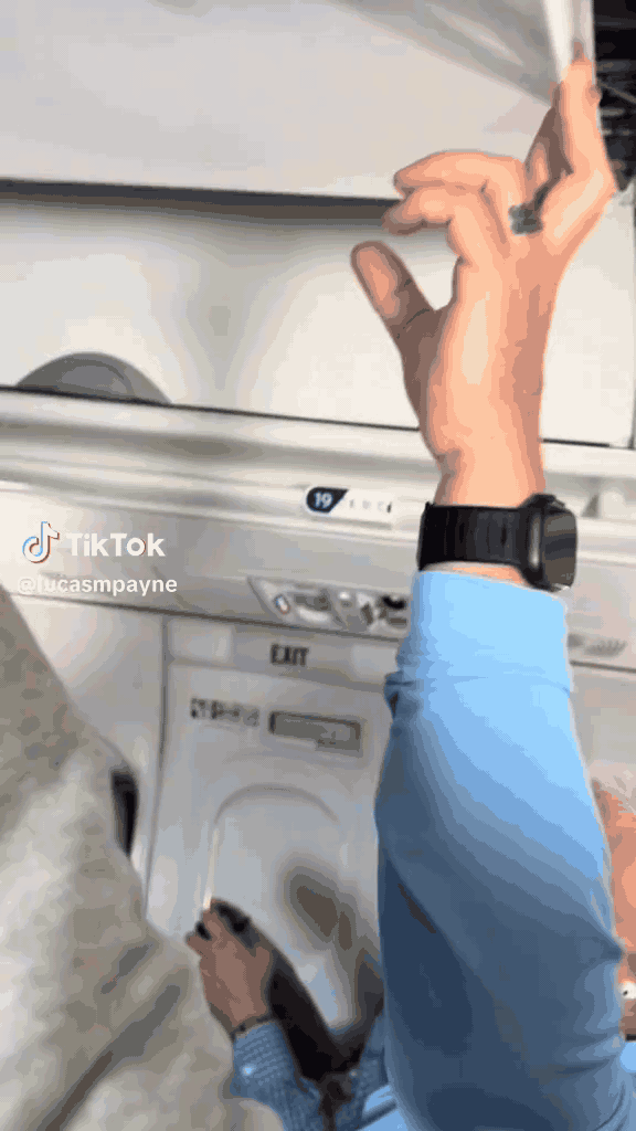 델타항공의 보잉 717 항공기에서 내부 천장 패널이 분리된 모습. /틱톡