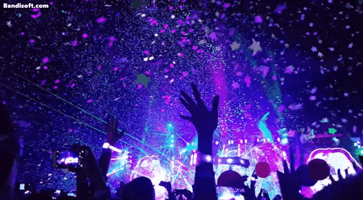 콜드플레이 공연장 객석에서 관객이 팔에 찬 '자이로밴드'가 빛나는 모습./온라인 커뮤니티