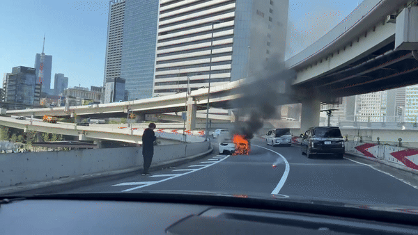 일본의 음악 프로듀서 혼콘이 산 페라리 458 스파이더가 불타고 있다. /소셜미디어(SNS) 캡처