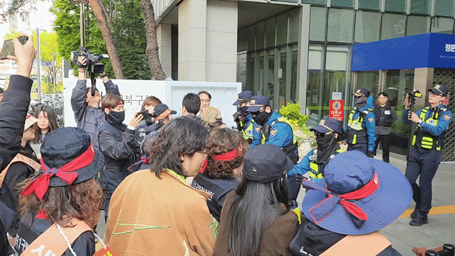 24일 오전 10시 서울 성북구청 앞에서 열린 미아리 성 노동자 이주대책 촉구 집회 도중 집회 측과 경찰 간 대치 상황이 발생했다. /김관래 기자