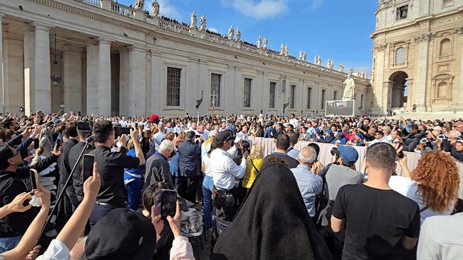 23일 바티칸 성 베드로 대성당에 모인 이들이 프란치스코 교황의 운구 행렬을 보고 있다.