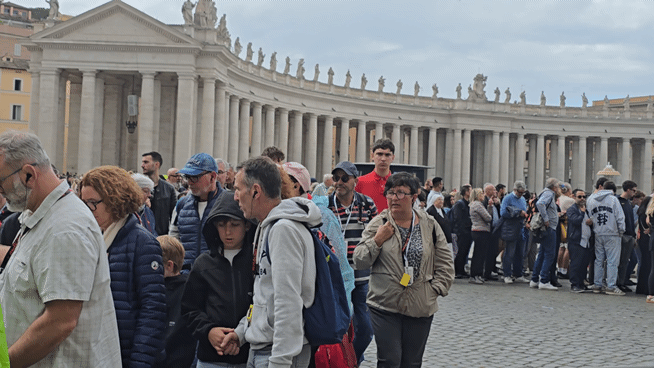 프란치스코 교황 일반 조문이 진행되는 바티칸 성 베드로 대성당 앞에 24일 조문 인파가 몰려 있다. 바티칸=신은별 특파원