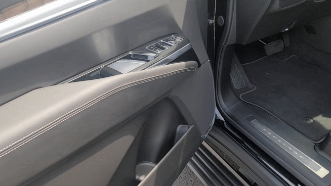 캐딜락 '더 뉴 에스컬레이드'는 '파워 오픈·클로즈 도어 시스템'이 적용돼 문을 열고 닫는 것이 편리하다. /영상=김창성 기자