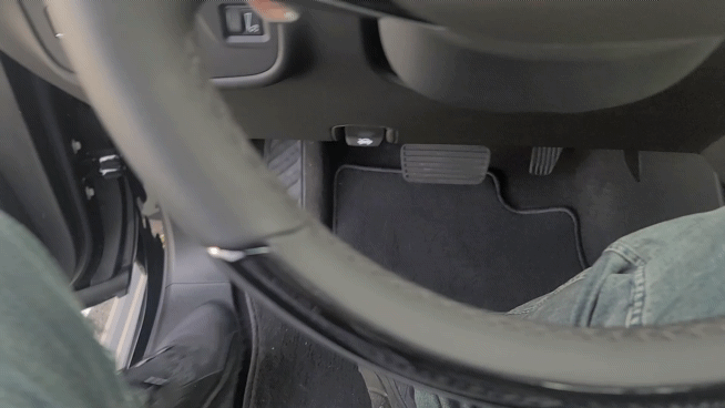 캐딜락 '더 뉴 에스컬레이드'는 '파워 오픈·클로즈 도어 시스템'이 적용돼 문을 열고 닫는 것이 편리하다. 영상은 1열 운전석에 앉아 브레이크 페달을 밟아 문을 닫는 모습. /영상=김창성 기자