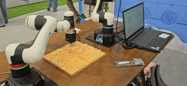 25일 후베이성 우한에서 열린 '바이두 AI 개발자 콘퍼런스'에서 어니 4.5 터보 모델과 챗GPT 4.5 모델이 장착된 로봇이 장기 게임을 시연 중이다. ⓒ News1 정은지 특파원