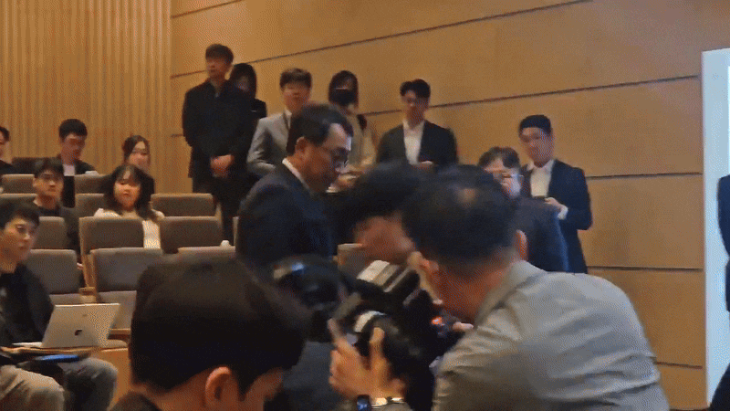 유영상 SK텔레콤 대표이사(사장)가 25일 오전 서울 중구 SKT 사옥에서 열린 기자간담회에서 고객를 숙이고 있다. 유 사장은 이날 가입자에 대한 유심 무료 교체 등 최근 해킹 사태에 대한 대책을 발표했다. / 윤예원 기자