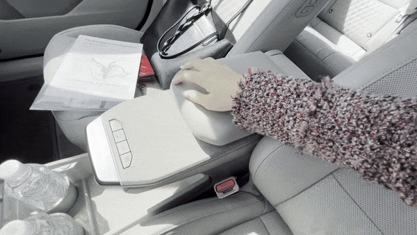 The EV4 has an armrest that folds open a full 180 degrees so that rear-seat passengers can also use it as a flat table. [SARAH CHEA]