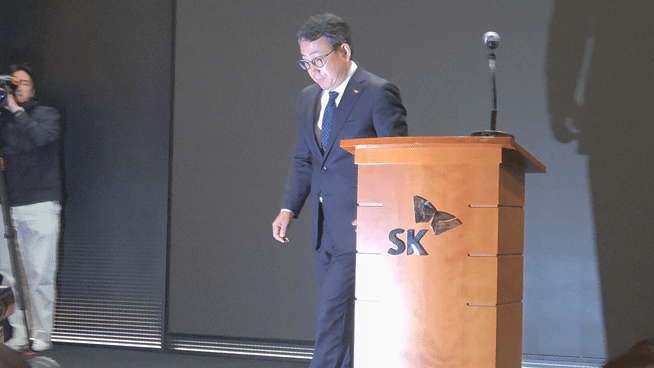 유영상 SK텔레콤 대표이사(CEO)가 고객들에게 사과하는 모습. 사진=구자윤 기자