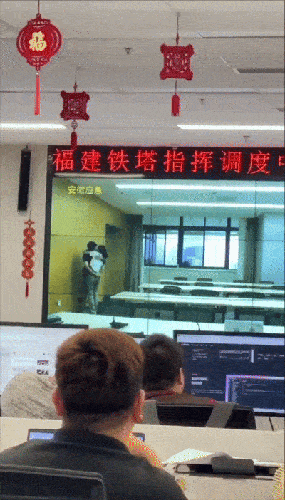 중국 국영기업 '중국철탑' 안후이 지사의 빈 회의실에서 애정행각을 벌이는 남녀 직원의 모습이 푸젠 지사 대형 스크린에 실시간으로 송출되는 일이 발생했다./사진=중국 넷이즈