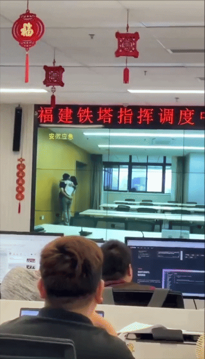 [서울=뉴시스] 중국 국영기업에서 키스하는 남녀의 모습이 실시간으로 송출되는 일이 발생했다. (사진=중국 넷이즈) *재판매 및 DB 금지