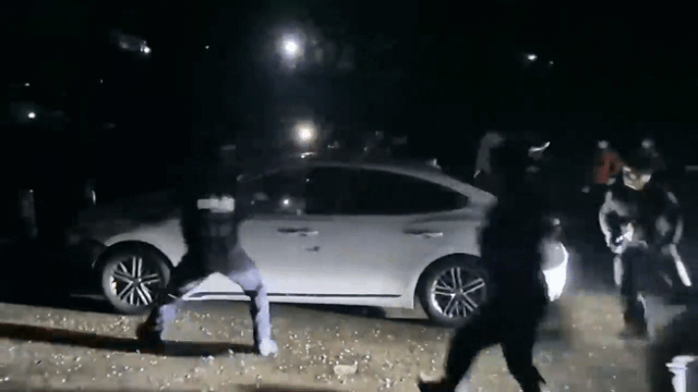 지난 22일 사실혼 관계의 여성을 흉기로 살해한 뒤 달아나 흉기 난동을 벌인 A씨를 검거하는 특공대원들. 사진 제공=경기남부경찰청