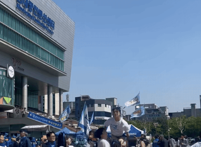 더불어민주당 지지자들이 26일 광주 김대중컨벤션센터에서 열린 호남권 합동연설회를 앞두고 치어리딩 응원 공연을 펼치고 있다. 광주=노현영 견습기자