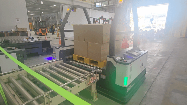 현대무벡스 청라R&D센터에서 AGV(자율주행 운반 로봇)가 물류 이송 테스트 중이다./사진=도다솔 기자