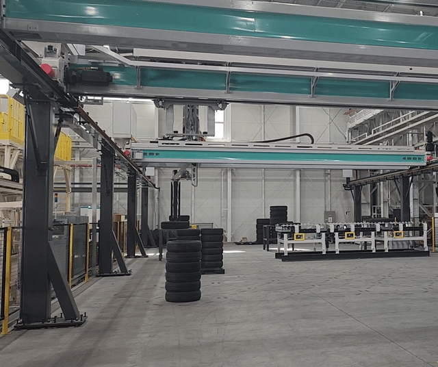 현대무벡스 청라R&D센터에서 갠트리로봇이 타이어를 옮기는 테스트 중이다./사진=도다솔 기자