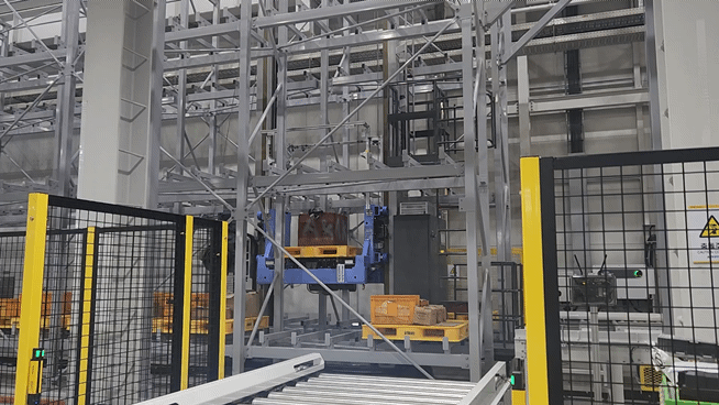 현대무벡스 청라R&D센터에서 스태커크레인(SRM)이 이송할 물건을 싣고 지정된 랙으로 이동 중인 모습./사진=도다솔 기자
