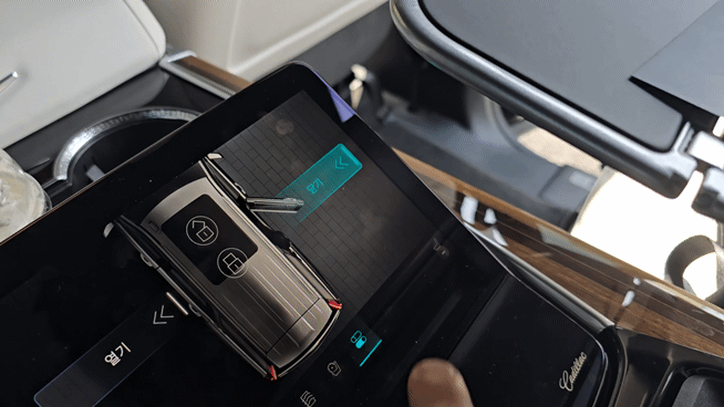 캐딜락 '더 뉴 에스컬레이드' 2열 커맨드 센터를 통해 문을 조작하는 모습. [사진=김종성 기자]