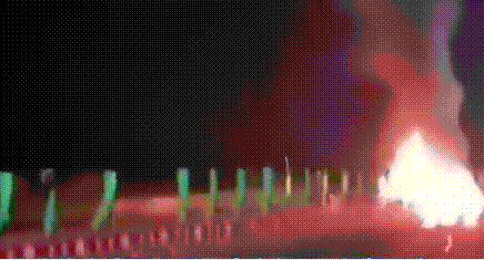 사고 당시 SU7서 불길이 치솟고 있는 모습. [웨이보 캡처]