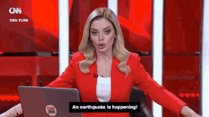 CNN튀르키예 앵커가 튀르키예 이스탄불에서 최근 발생한 강진에 침착하게 대응해 화제다. /사진= CNN튀르키예, 뉴시스