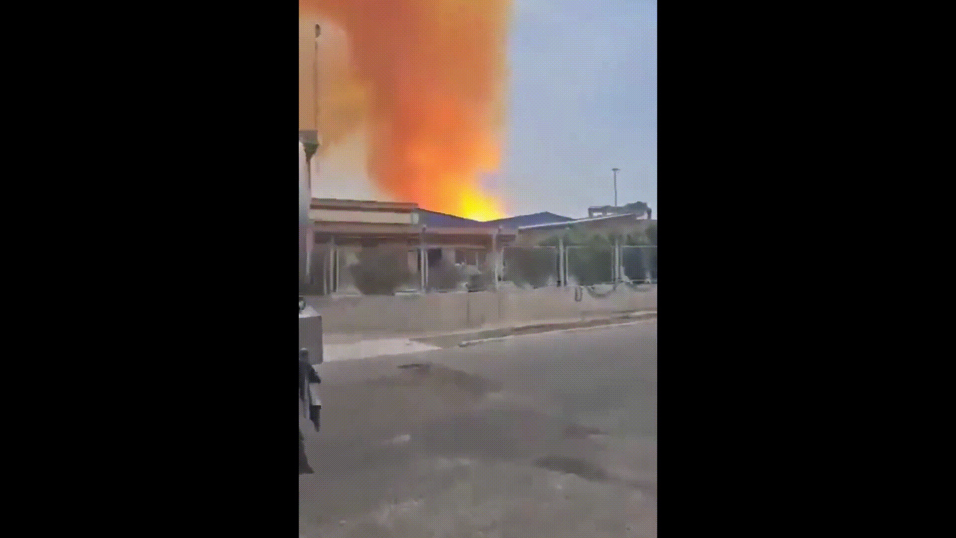 26일(현지시간) 이란 남부 반다르 압바스에 위치한 샤히드 라자이 항구에서 폭발이 발생했다. 엑스 캡처