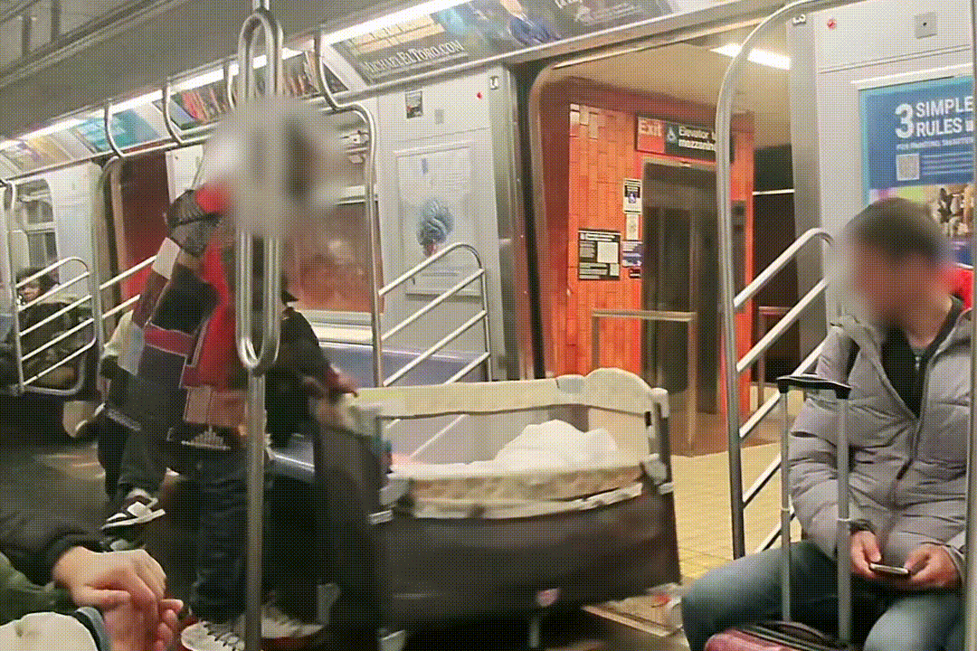최근 뉴욕 지하철에서 한 성인 남성이 아기 침대에 누워있는 모습이 포착됐다. 틱톡 swintonodyssey 캡처