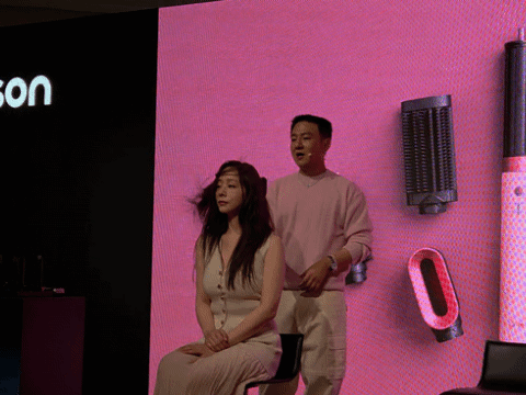 김선우 다이슨 스타일링 앰배서더가 다이슨의 신제품인 ‘에어랩 코안다2x™(투엑스) 멀티 스타일러 앤 드라이어’로 바람 세기를 시연하는 모습. (영상=조민정 기자)