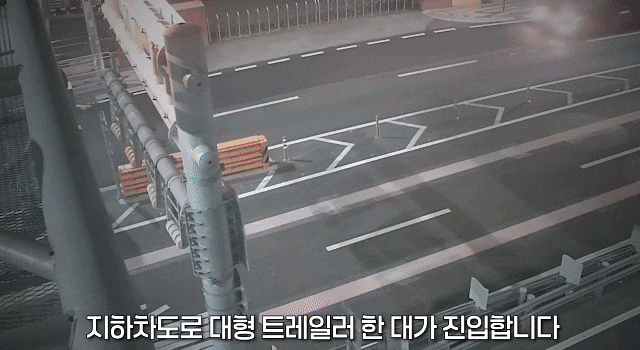 지난 11일 높이 3m 지하차도에 끼인 대형 트레일러./경찰청