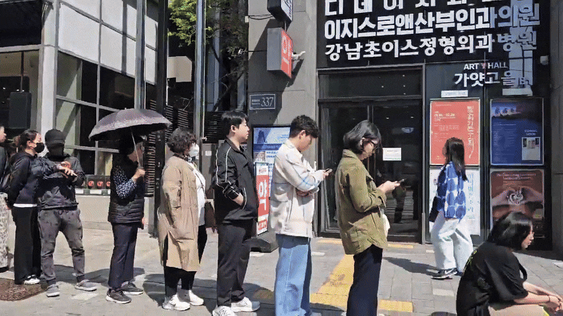 28일 오전 서울 강남구 역삼동의 한 티월드 매장에 유심을 교체하려는 이용자들이 줄을 서 있다./윤예원 기자