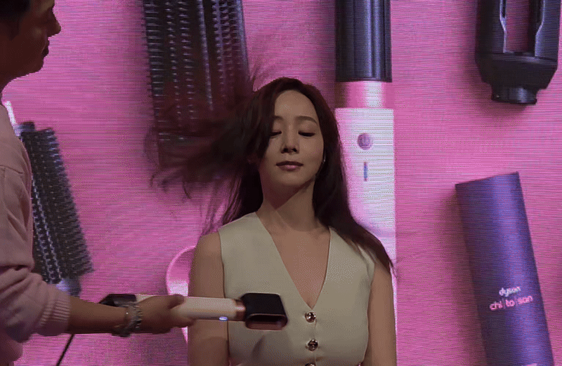 28일 서울 성동구 XYZ서울에서 열린 다이슨 기술 소개 행사에서 김선우 다이슨 스타일링 앰배서더가 신제품 '에어랩 코안다 2x 멀티 스타일러 앤 드라이어'로 바람 세기를 시연하고 있다. /최지희 기자