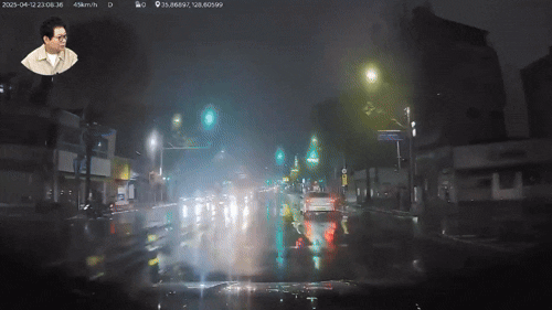 경적을 울린 차량에게 우산을 내려치는 무단횡단 남성. 유튜브 채널 ‘한문철 TV’ 영상 캡처