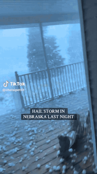 지난 17일(현지 시각) 미국 네브라스카주에 쏟아진 우박으로 외벽이 손상된 주택. 사진=CHELSI PETTIT 틱톡 캡처