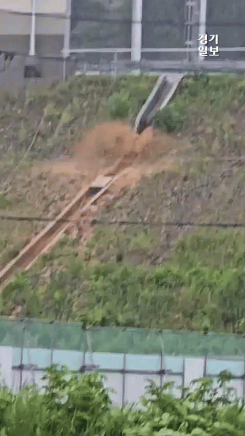 지난해 7월 포천~화도고속도로(제2외곽순환고속도로) 화도jc 인근 배수로가 기능을 하지 못해 토사가 인근 마을로 유입돼 가옥과 공장이 잠기는 침수 피해가 발생했다. 독자제공