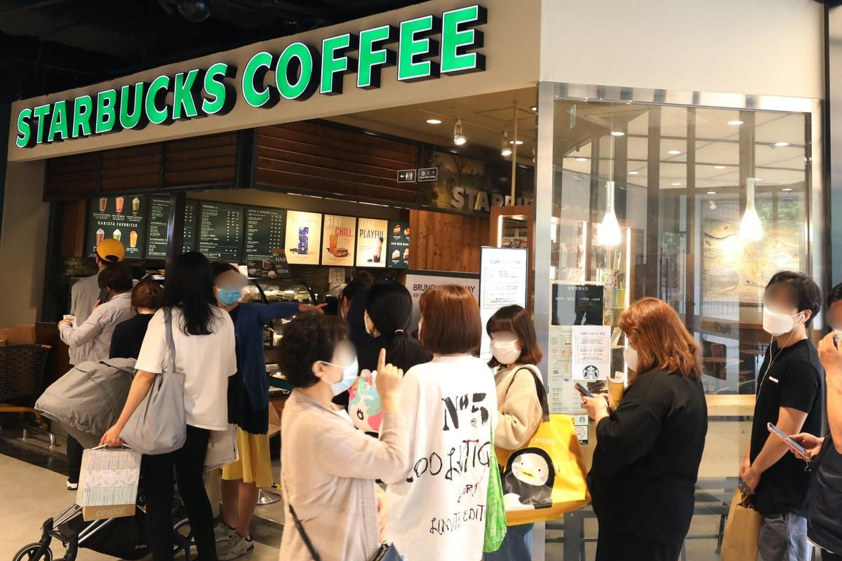 매출 3조 넘었는데..” 스타벅스가 높은 실적에도 웃지 못하는 이유 | 캐스트픽