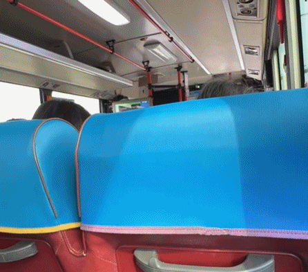 제주의 한 시내버스에서 중국인으로 추정되는 여성이 담배를 피우는 모습.&nbsp;인스타그램&nbsp;‘hyunsi2000’ 제공